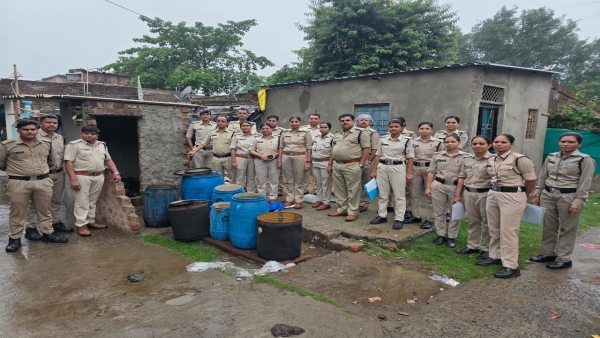 Excise department action New Basti 46 liters of illegal liquor and 1500 kg of Mahua Lahan seized Excise department action New Basti 46 liters of illegal liquor and 1500 kg of Mahua Lahan seized