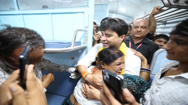 Jyotiraditya Scindia played antakshari with passengers Gwalior-Bengaluru Express inaugurated