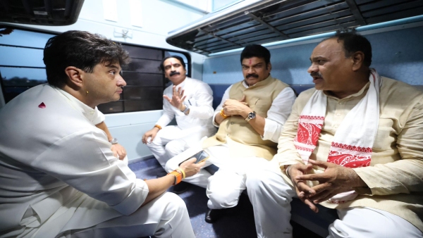 Jyotiraditya Scindia played antakshari with passengers Gwalior-Bengaluru Express inaugurated