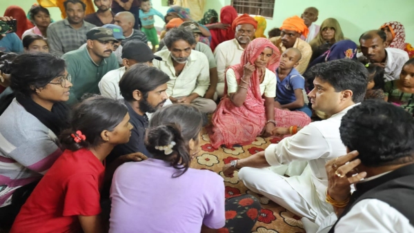 Dharnavada accident Jyotiraditya Scindia met the victim family guaranteed financial help