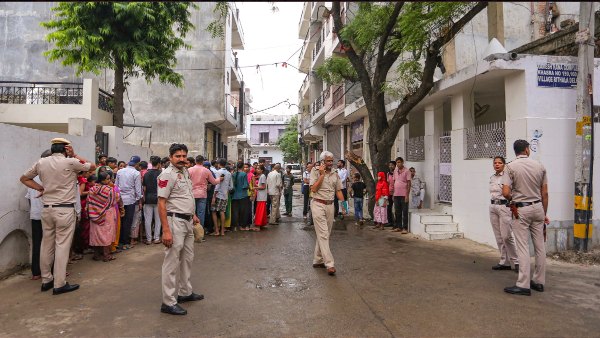 delhi-three-bodies-found-in-room-dakshinpuri- delhi-three-bodies-found-in-room-dakshinpuri-