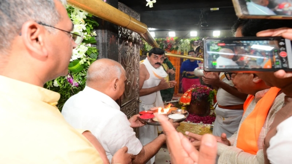 Ujjain Example in Mahakal temple BJP Hemant Khandelwal took darshan like a common man Ujjain Example in Mahakal temple BJP Hemant Khandelwal took darshan like a common man