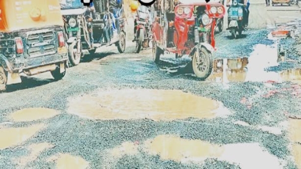 Potholes on Bhopal roads PWD plan of Rs 216 crore fails white topping exposed in first rain Potholes on Bhopal roads PWD plan of Rs 216 crore fails white topping exposed in first rain