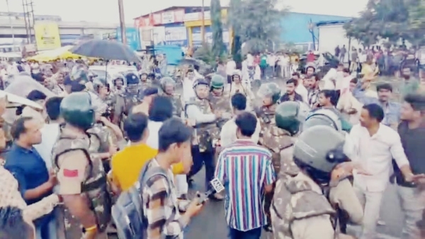 Road blockade on Bhopal bypass in Dewas protest by Rajput community police used batons Road blockade on Bhopal bypass in Dewas protest by Rajput community police used batons