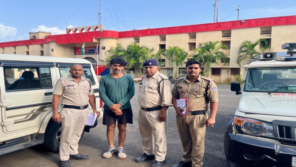 Excise department takes swift action in Bhopal 72 litres of illicit liquor seized at Kokta bypass