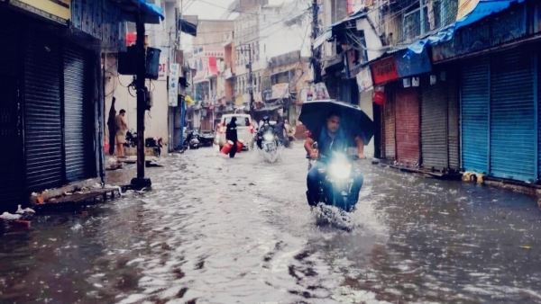 bhoapl Rain wreaks havoc in MP Waterlogging schools and colleges closed rescue operation underway