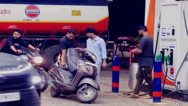 Strictness in Bhopal-Indore From August 1 two-wheeler riders without helmet will not get petrol-CNG