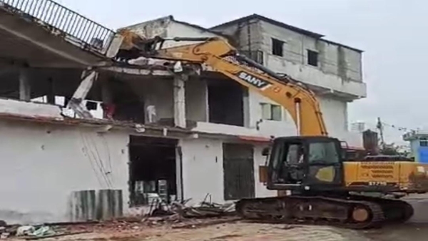 Bulldozer action on fish trader Sharik Machli in Bhopal know whole case conspiracy to trap