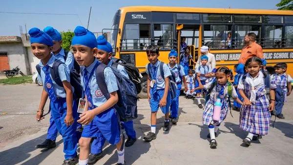 यूपी में भारी बारिश की आशंका, क्या लखनऊ में स्कूल हैं बंद?