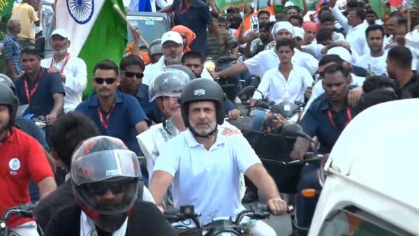 priyanka gandhi on rahul gandhi bike