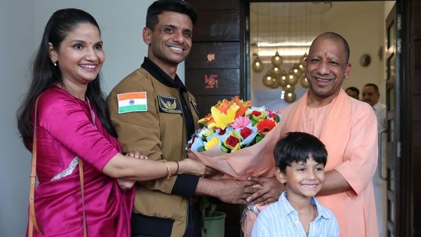 CM Yogi Adityanath Gifted to Shubhanshu Shukla CM Yogi Adityanath Gifted to Shubhanshu Shukla