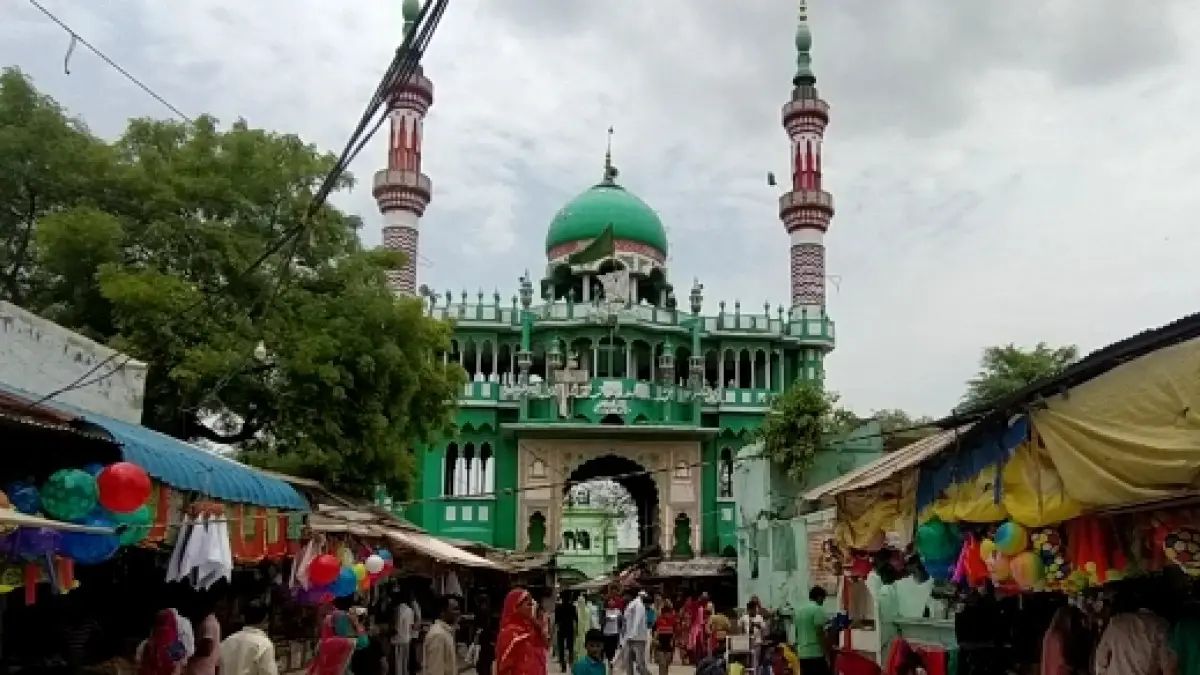 Janmashtami at Dargah: मंदिर नहीं, दरगाह पर गूंजी जन्माष्टमी की घंटियां! यहां सदियों से निभ रही अनोखी परंपरा Janmashtami at Dargah: मंदिर नहीं, दरगाह पर गूंजी जन्माष्टमी की घंटियां! यहां सदियों से निभ रही अनोखी परंपरा