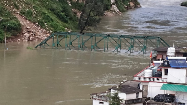 Uttarakhand Flow river stopped Yamuna valley threat hotels houses lake formation police carried out rescue operations Uttarakhand Flow river stopped Yamuna valley threat hotels houses lake formation police carried out rescue operations