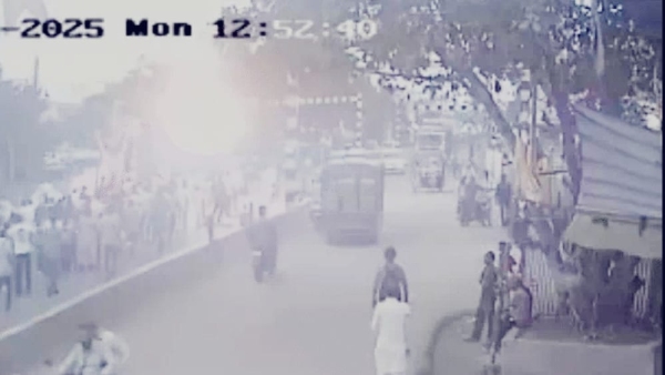 Major accident during Kanwar Yatra in Seoni DJ flag collided with high tension line four devotees got burnt Major accident during Kanwar Yatra in Seoni DJ flag collided with high tension line four devotees got burnt