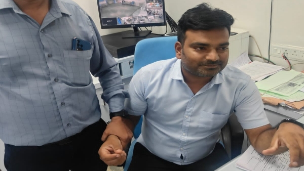 Lokayukta action in Indore Canara Bank manager arrested red handed while taking bribe