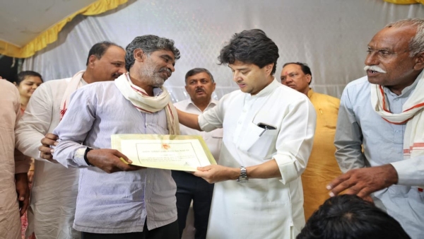 Jyotiraditya Scindia reached flood-ravaged Lilwara spoke directly to the villagers in mp