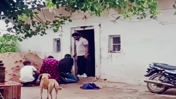 Case of assault on retired DSP in Shivpuri Retirement fund on wife and sons VIDEO viral Case of assault on retired DSP in Shivpuri Retirement fund on wife and sons VIDEO viral