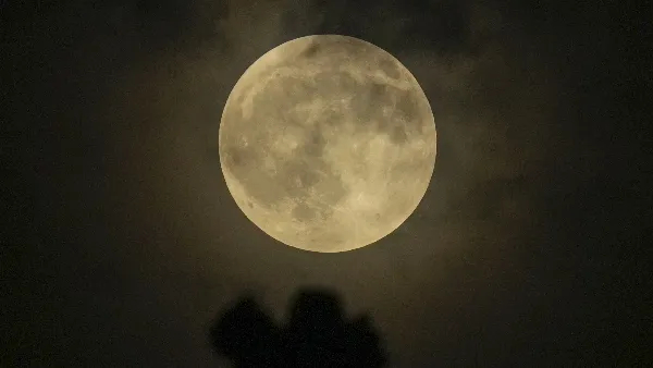 चांद को लगा ग्रहण, भारत में कहां-कहां ‘ब्लड मून’?