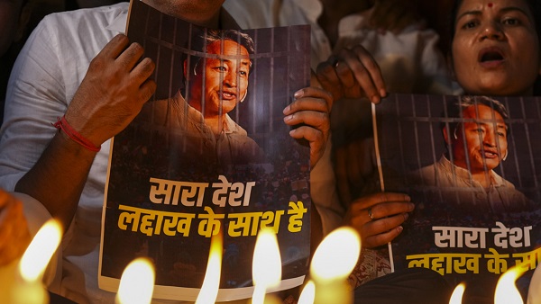 Ladakh Violence: लेह में हिंसा के बाद सोनम वांगचुक पर क्यों टिकी सबकी नजर?  | Ladakh Violence sonam wangchuk controversy 2025 and his Role in leh  Unrest - Hindi Oneindia