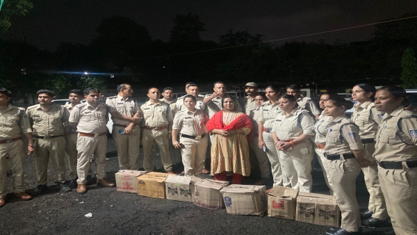 Female liquor mafia busted in Bairagarh Bhopal MP 68 bottles recovered from store room of house Female liquor mafia busted in Bairagarh Bhopal MP 68 bottles recovered from store room of house