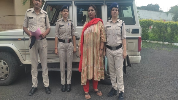 Female liquor mafia busted in Bairagarh Bhopal MP 68 bottles recovered from store room of house Female liquor mafia busted in Bairagarh Bhopal MP 68 bottles recovered from store room of house