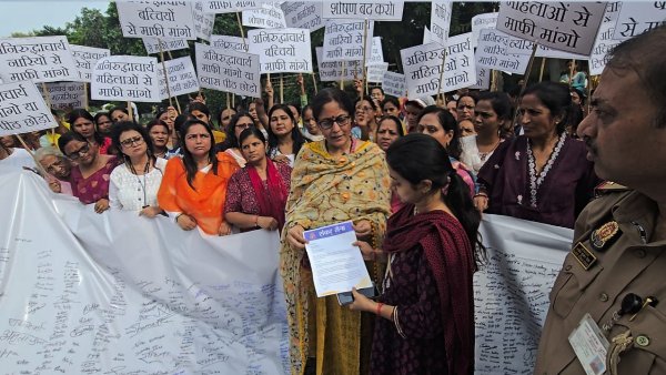 women-protest-strongly-in-varanasi