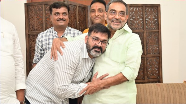 pawan-singh-touching-upendra-kushwaha-feet