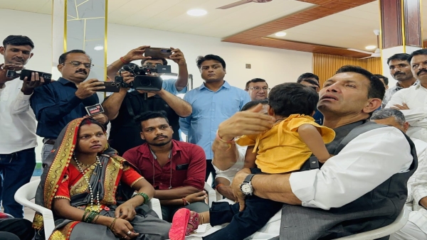 16 children die from toxic syrup in Chhindwara and across MP Jitu Patwari meets victims 16 children die from toxic syrup in Chhindwara and across MP Jitu Patwari meets victims