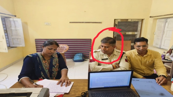 Lokayukta in Seoni Head constable caught red-handed taking a bribe of 75 thousand Lokayukta in Seoni Head constable caught red-handed taking a bribe of 75 thousand