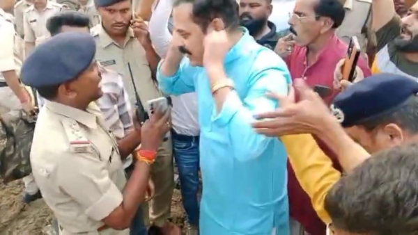 BJP leader did sit-ups in front of TI firecracker traders Gautam Nagar police station road blockade