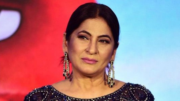 archana-puran-singh-son-mobbed-in-delhi-fans archana-puran-singh-son-mobbed-in-delhi-fans