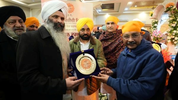 Arvind Kejriwal with Bhagwant Mann Arvind Kejriwal with Bhagwant Mann