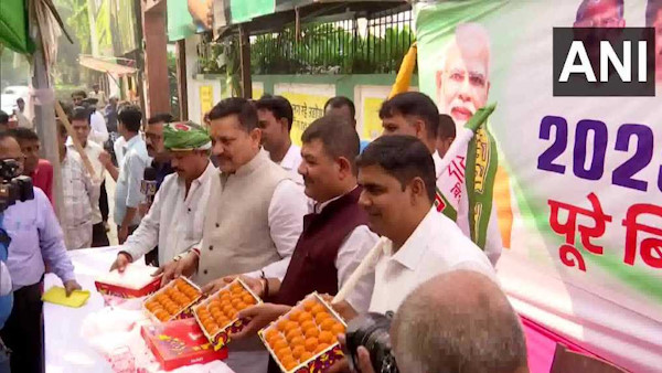 Bihar Election chunav Result 2025 Celebrations begin CM Nitish Kumar supporters Holi Diwali together Bihar Election chunav Result 2025 Celebrations begin CM Nitish Kumar supporters Holi Diwali together