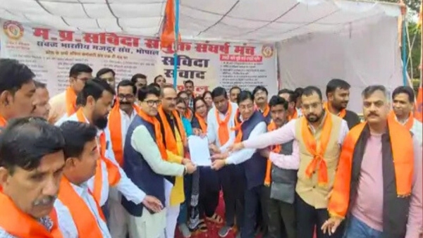 MP samvida karmchari protest regularization demand 9 point agenda ambedkar park dharna