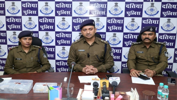 Datia police solved the robbery case arrested two criminals from Jhansi