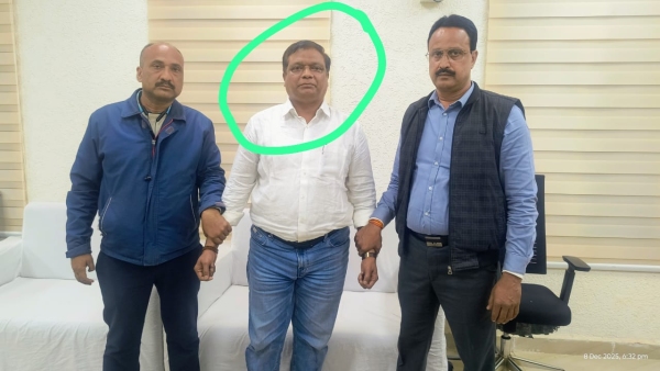 MP Lokayukta caught Agriculture Officer Jairam Hedau accepting a bribe of Rs 40 000 in Narmadapuram