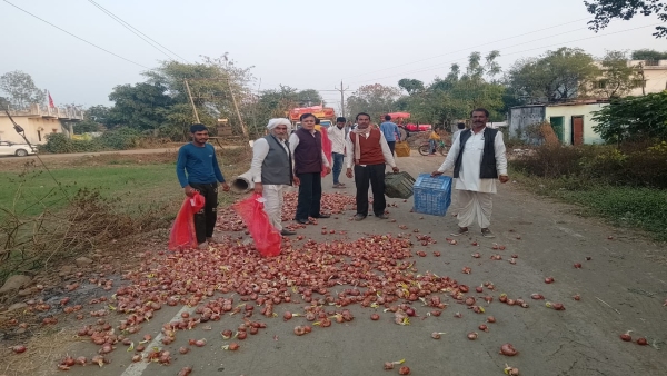 MP Farmers in Sehore are helpless throwing sacks on road demanding action from CM mohan yadav