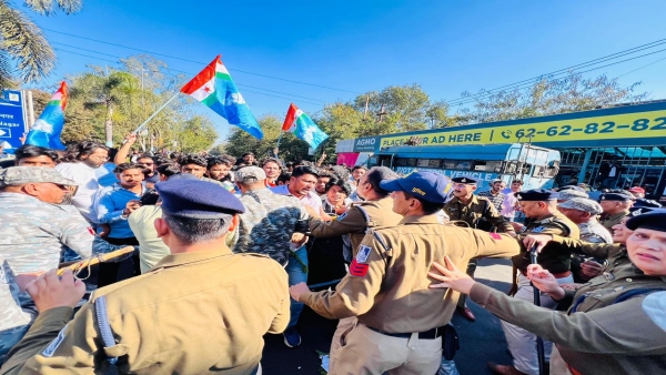 NSUI workers reached CM House with marijuana garlands Pratima Bagri brother arrested Congress NSUI workers reached CM House with marijuana garlands Pratima Bagri brother arrested Congress
