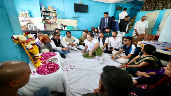 Rahul Gandhi distributed cheques of Rs 1 5 lakh each to families of deceased in Indore Rahul Gandhi distributed cheques of Rs 1 5 lakh each to families of deceased in Indore