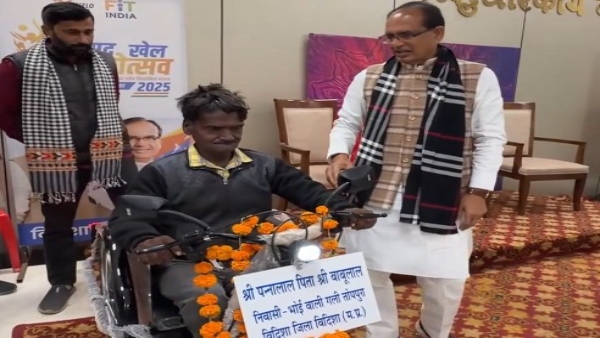 shivraj singh chouhan divyang pannalal motorised tricycle vidisha news shivraj singh chouhan divyang pannalal motorised tricycle vidisha news