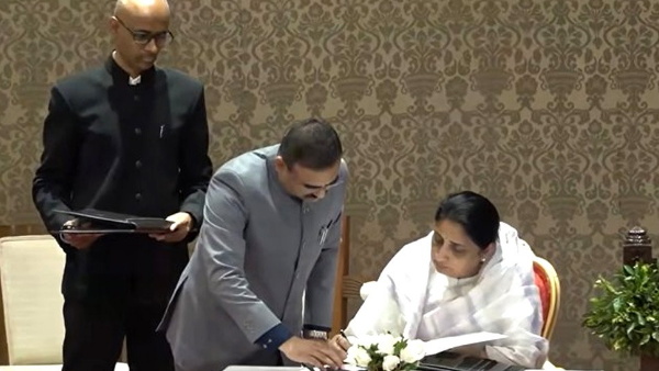 Maharashtra first woman deputy cm sunetra pawar