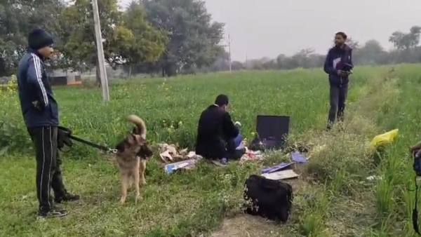 datia upraay gaon chori ek raat paanch ghar 8 lakh loot goraghat police