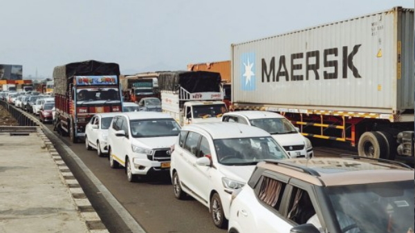 Mumbai Pune Expressway traffic jam Mumbai Pune Expressway traffic jam