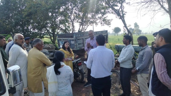 Divisional Commissioner Sanjeev Singh reached village Mograram and interacted with farmers Divisional Commissioner Sanjeev Singh reached village Mograram and interacted with farmers