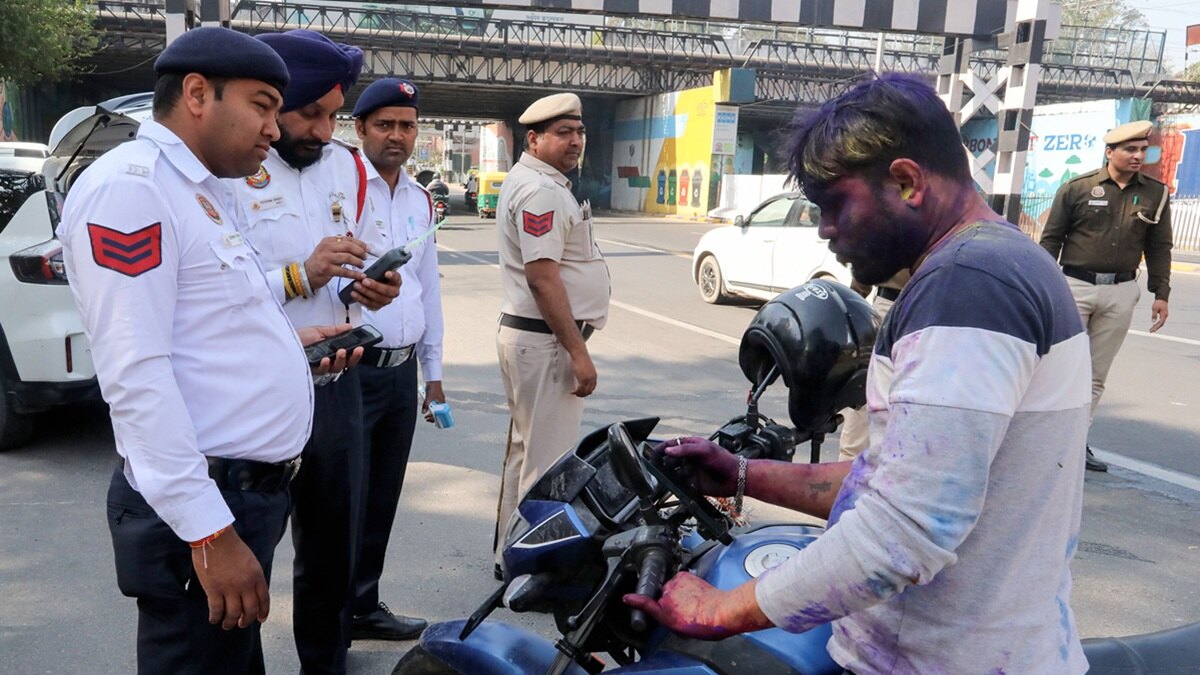 Delhi में शराब पीकर गाड़ी चलाने वालों की खैर नहीं ! 1200 से ज्यादा चालान, इन इलाकों में सबसे ज्यादा पकड़े लोग