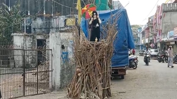 MP News deori sagar mobile holika education sadan chowk unique holi dahan-2026 MP News deori sagar mobile holika education sadan chowk unique holi dahan-2026