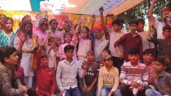 Datia Collector Swapnil Wankhade played Holi with orphan children