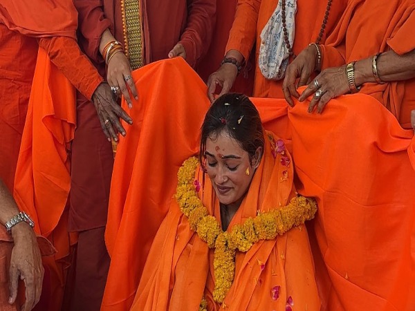 Harsha Richhariya Sanyas: महाकुंभ 2025 की सबसे सुंदर साध्वी ने लिया  संन्यास, कौन हैं हर्षानंद गिरि? | Harsha Richhariya Sanyas, Mahakumbh Viral  Beautiful Sadhvi, becomes swami harshanand giri, Know ...