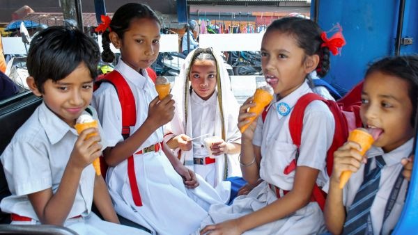 Students eat ice cream