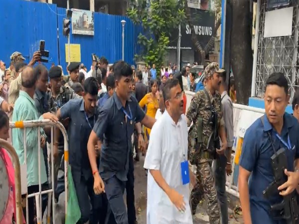 West Bengal Assembly Election 2026 Voting LIVE: कोलकाता के बूथ पर  भीड़ को तितर-बितर करने के लिए पुलिस ने किया लाठीचार्ज